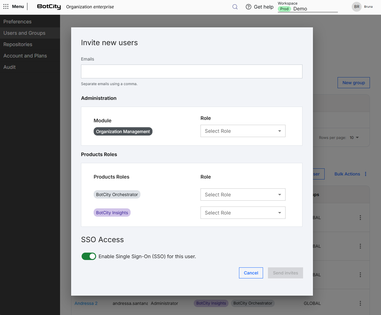 Formulario de invitación de nuevos usuarios Captura de pantalla de la Plataforma BotCity, en el menú Usuarios y Grupos, con el formulario "Invite new users" abierto, que muestra el campo Emails, las secciones Administration y Products Roles con sus selectores de rol, el selector de acceso SSO y los botones Cancel y Send invites.